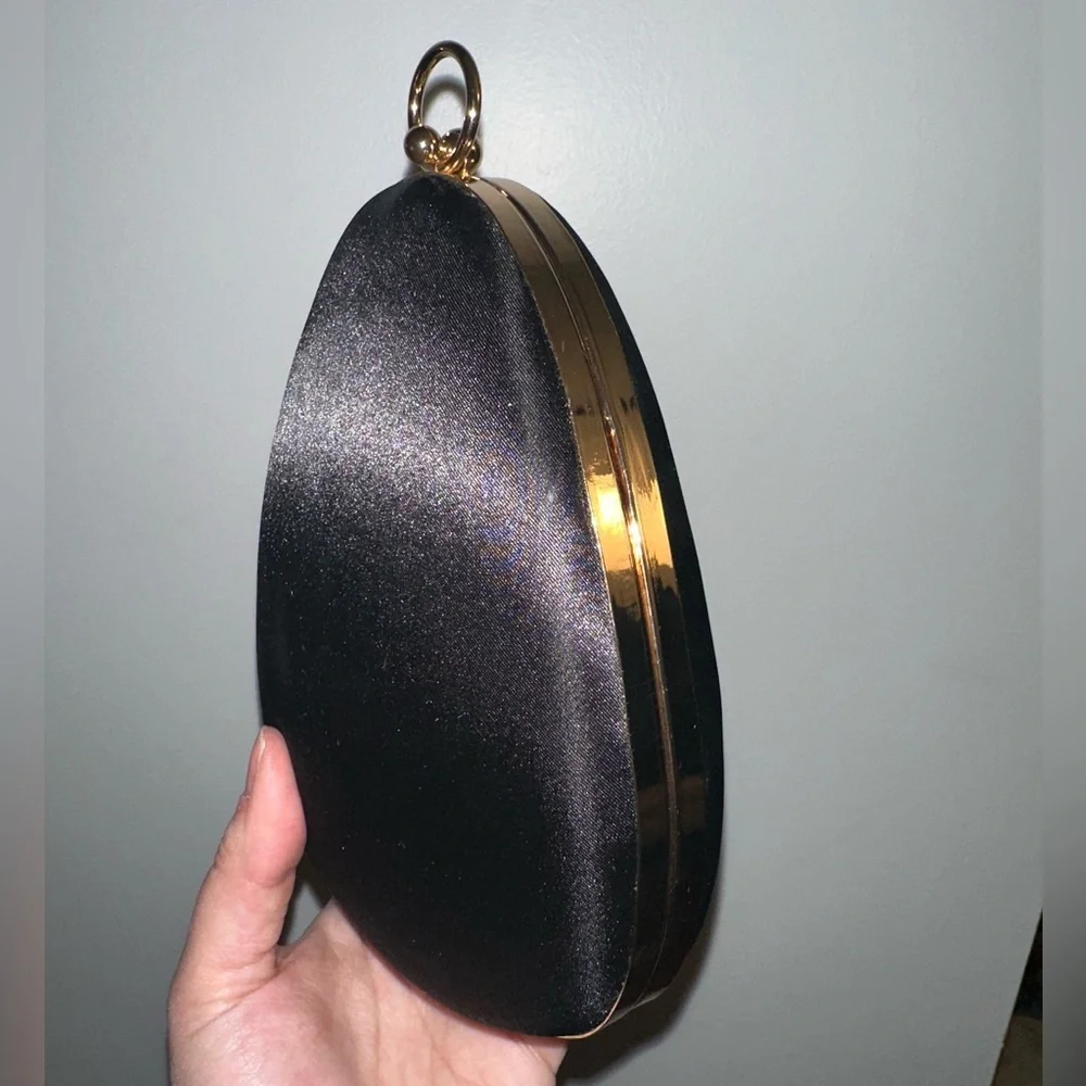 structured clutch black satin pearl gold chain and ring handle - Picture 5 of 17